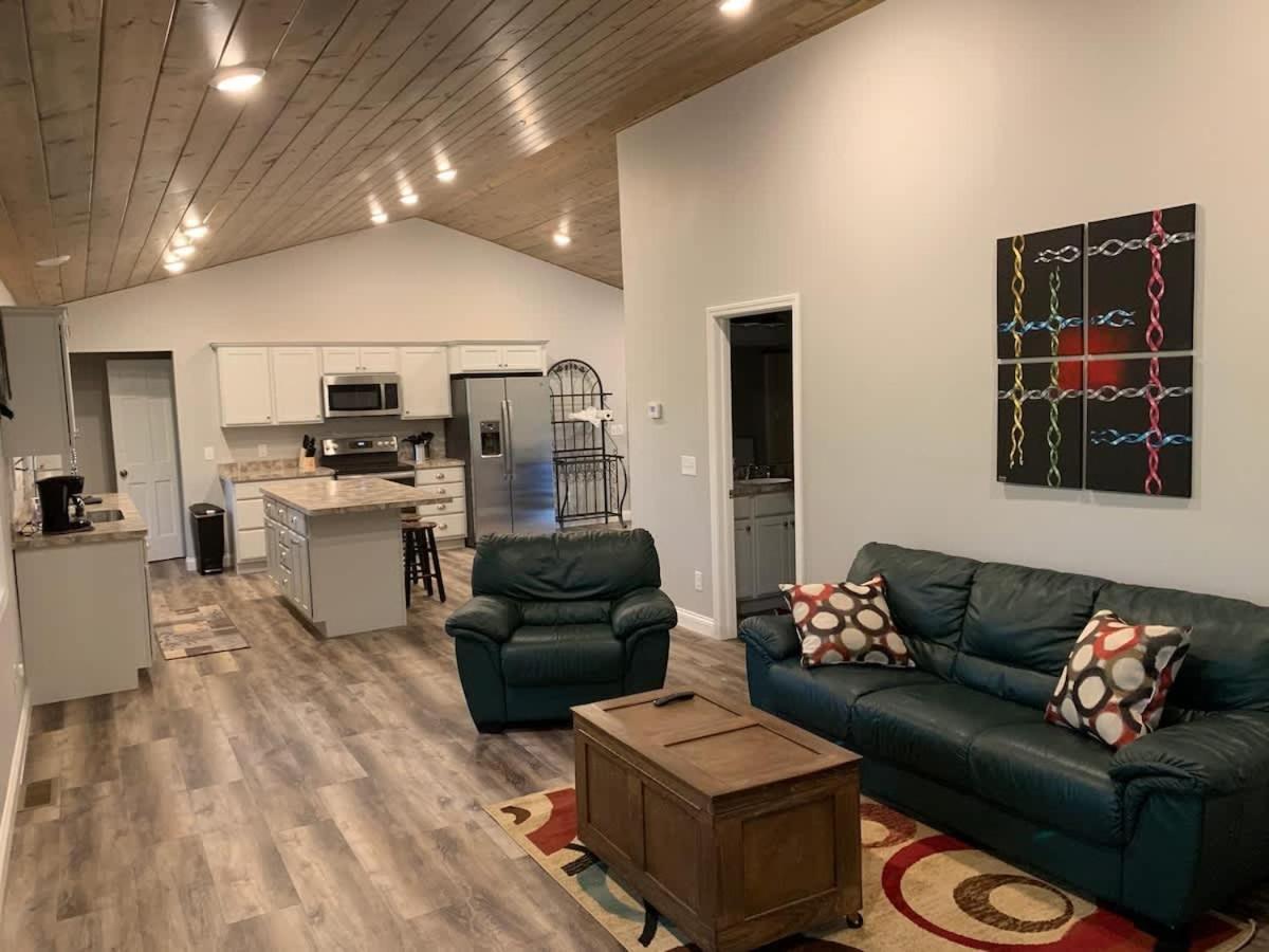 The Sansa Suite at Brants Apple Orchard — 4-Star Luxury Hotel in Ashtabula, United States