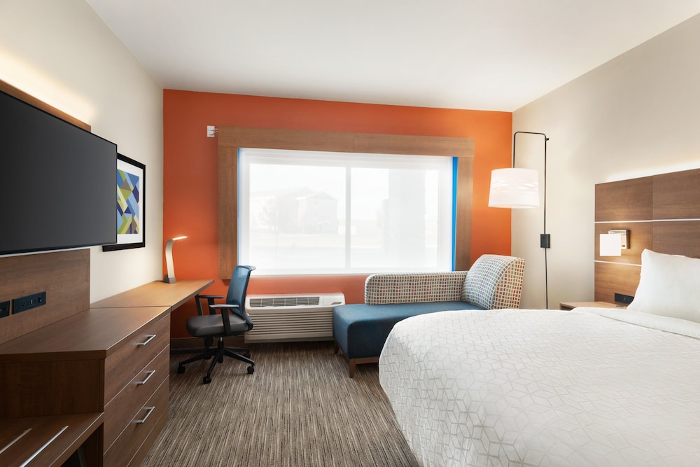 Holiday Inn Express and Suites Beaver Dam - photo 4