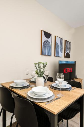 Western House Sleeps 5 Free parking Longer stay savings