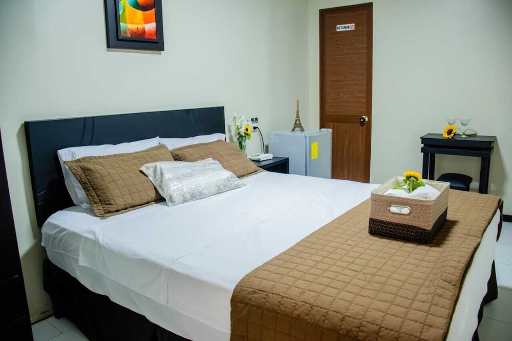 Hotel Paris - carbon neutral hotel in Machala