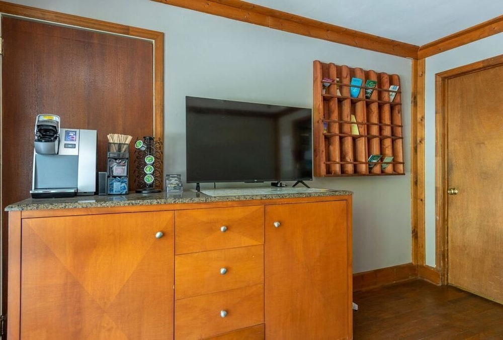 Geneva Hotel & Tiki Bar - photo 3