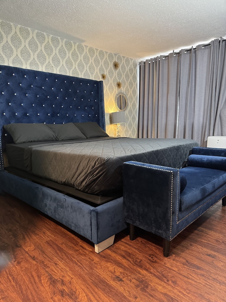 The Village Inn Hotel - photo 21