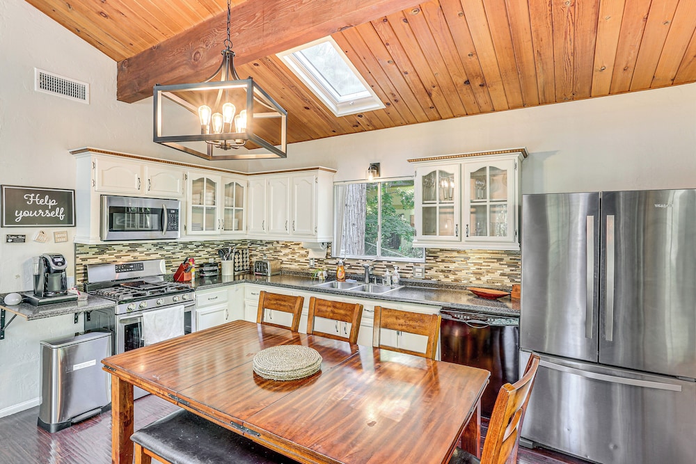 1 Mi To Lake Crestline Cabin With Deck And Gas Grill 20780194 — Crestline