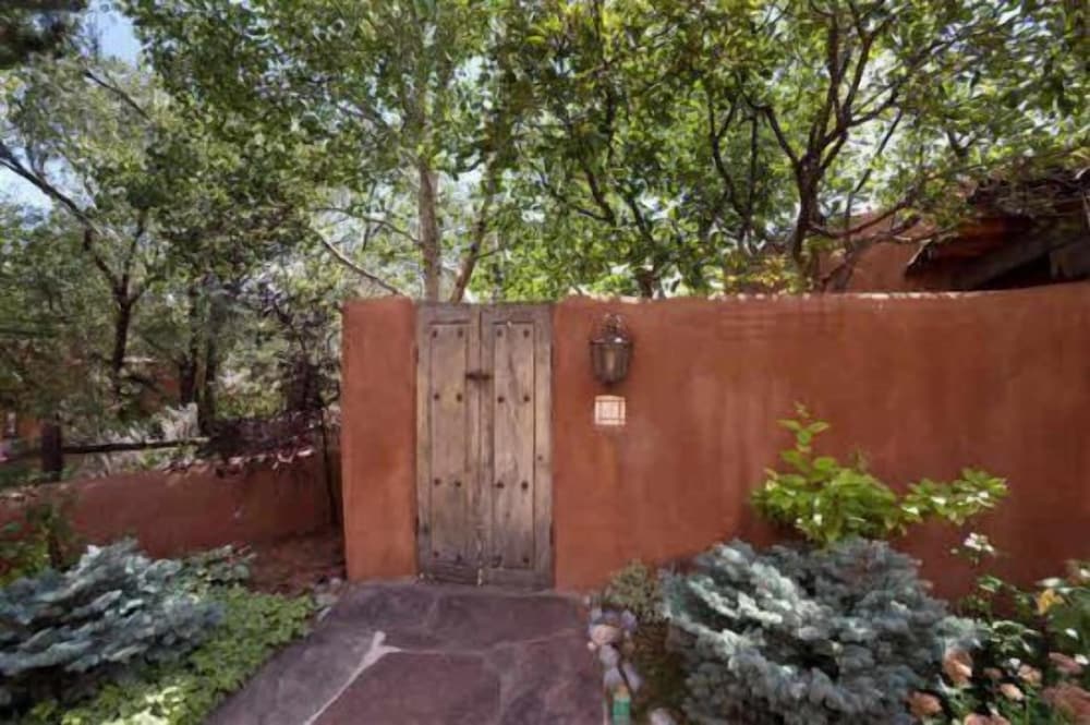 Buena Suerte Quintessential Eastside Pied a terre Fabulous Views and Patios Kiva Fireplace Walk to Canyon Rd. and the Plaza - photo 13