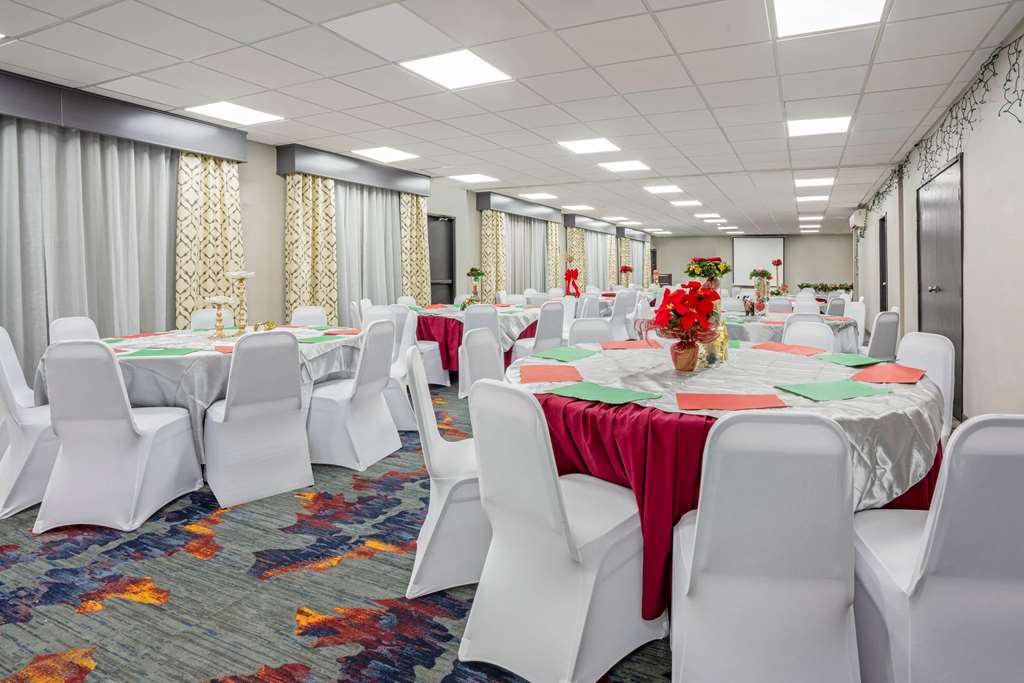 La Quinta Inn & Suites by Wyndham Seattle Federal Way - photo 23