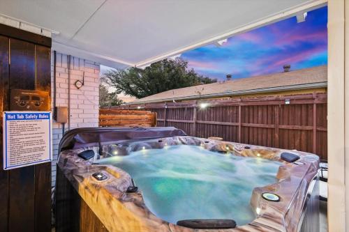 Luxurious 5BR 2BA Holiday Home with Pool Grill Sauna & Game Room — 4-Star Luxury Hotel in The Colony, United States