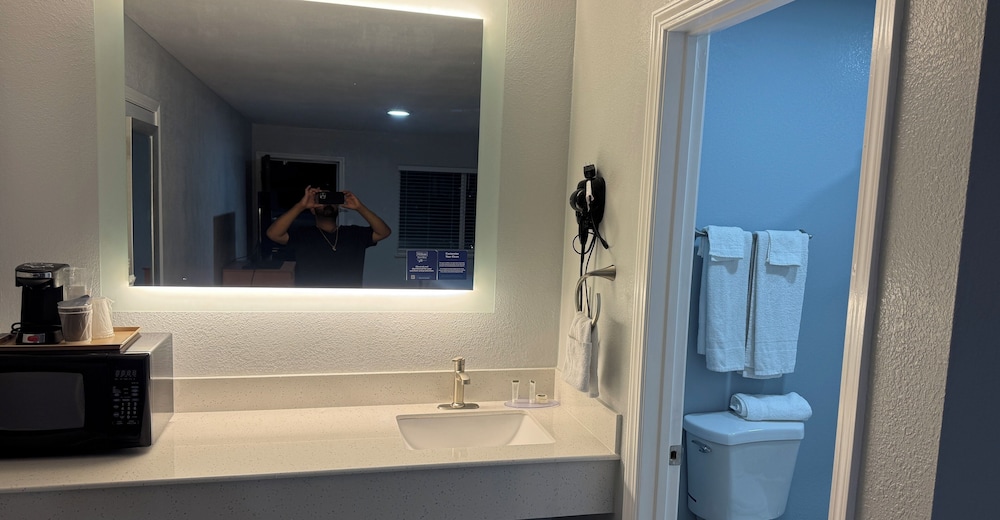 Pacific Express Inn - photo 11