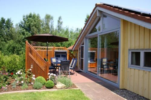 Kinderfreundliches 5 Personen Wellnessferienhaus Treibholz mit zwei Duschen und Toiletten Sauna Whirlpool Kaminofen Wintergarten und Kanu in Otterndorf in Otterndorf, Germany