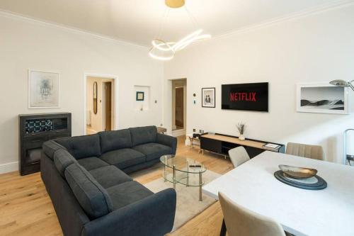 Stylish 2 Bed Flat in Holland Park Notting Hill — 4-Star Luxury Hotel in London, United Kingdom