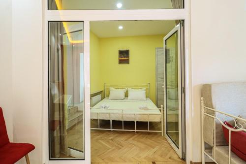 Unique 3 Apt Combo for 6 Guests by Wehost