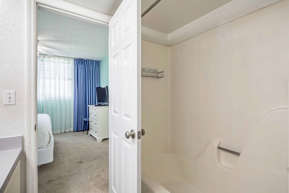 Tortuga Suite at Sunrise Suites Resort Heated Pool Hot Tub & Free Parking - photo 16
