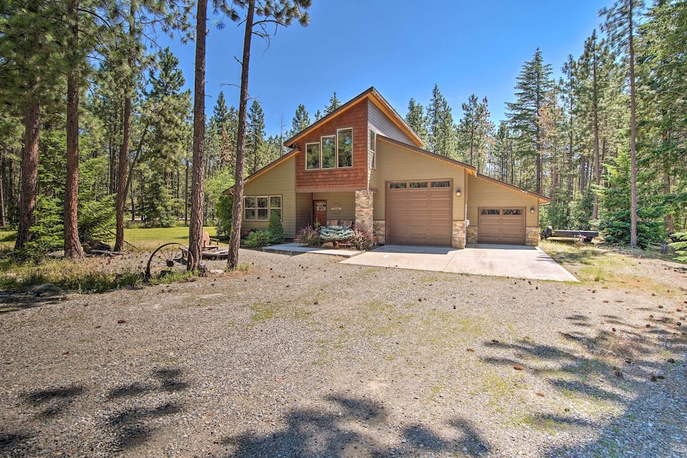 Modern Rustic Ronald Getaway Hot Tub Grill in Cle Elum, United States