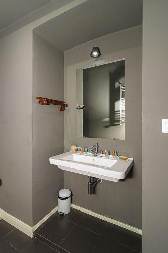 Mtatsminda Cozy Apt: Central & Comfy By Wehost