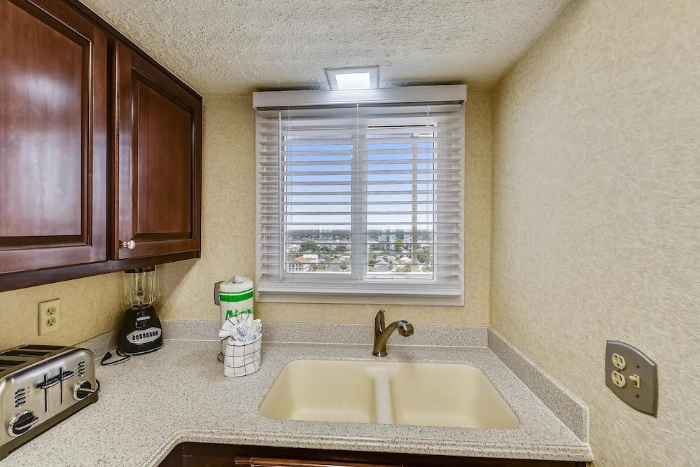 Regency Towers by Book That Condo - photo 6