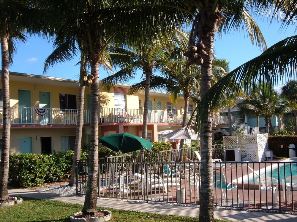 Hideaway Waterfront Resort & Hotel - photo 43