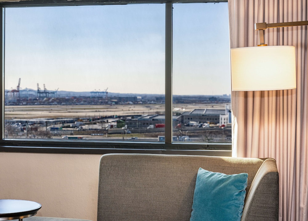 DoubleTree by Hilton Hotel Newark Airport - photo 32