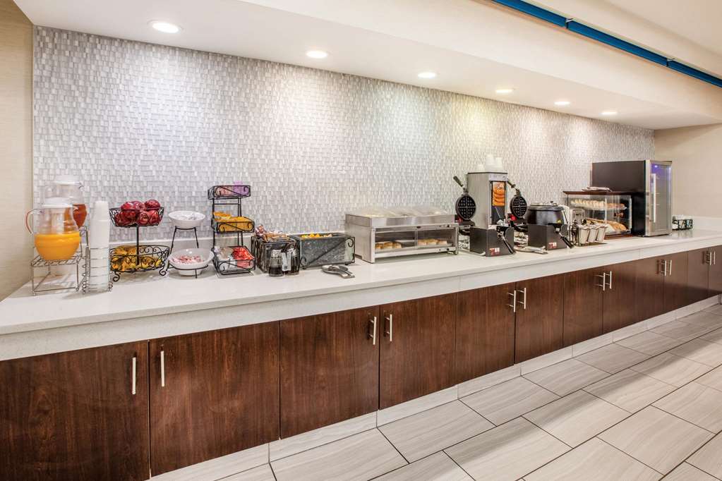 La Quinta Inn & Suites by Wyndham Cincinnati Airpt Florence - photo 32