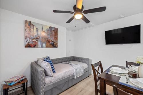 Downtown Heights Flat Games TVs WiFi Pets in Houston, United States