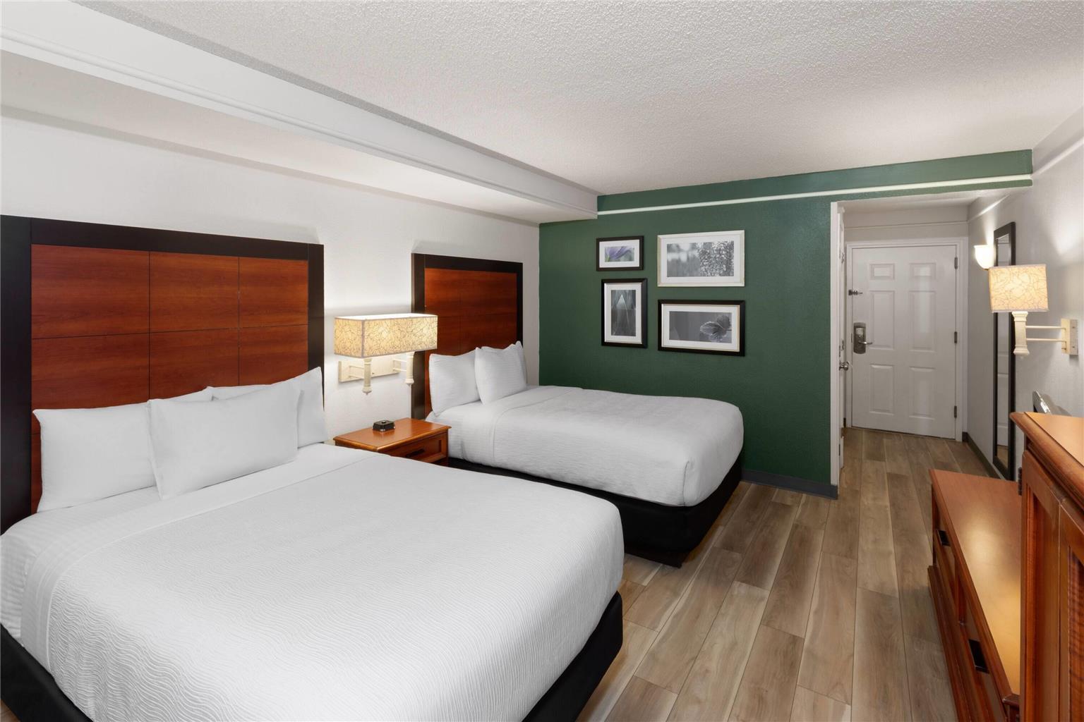 La Quinta Inn & Suites by Wyndham San Antonio Airport - photo 16