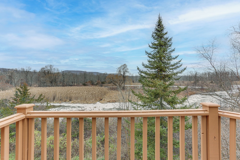 Spacious Condo w View 1 Mi to Mtn Creek Resort — Vernon — photo 2
