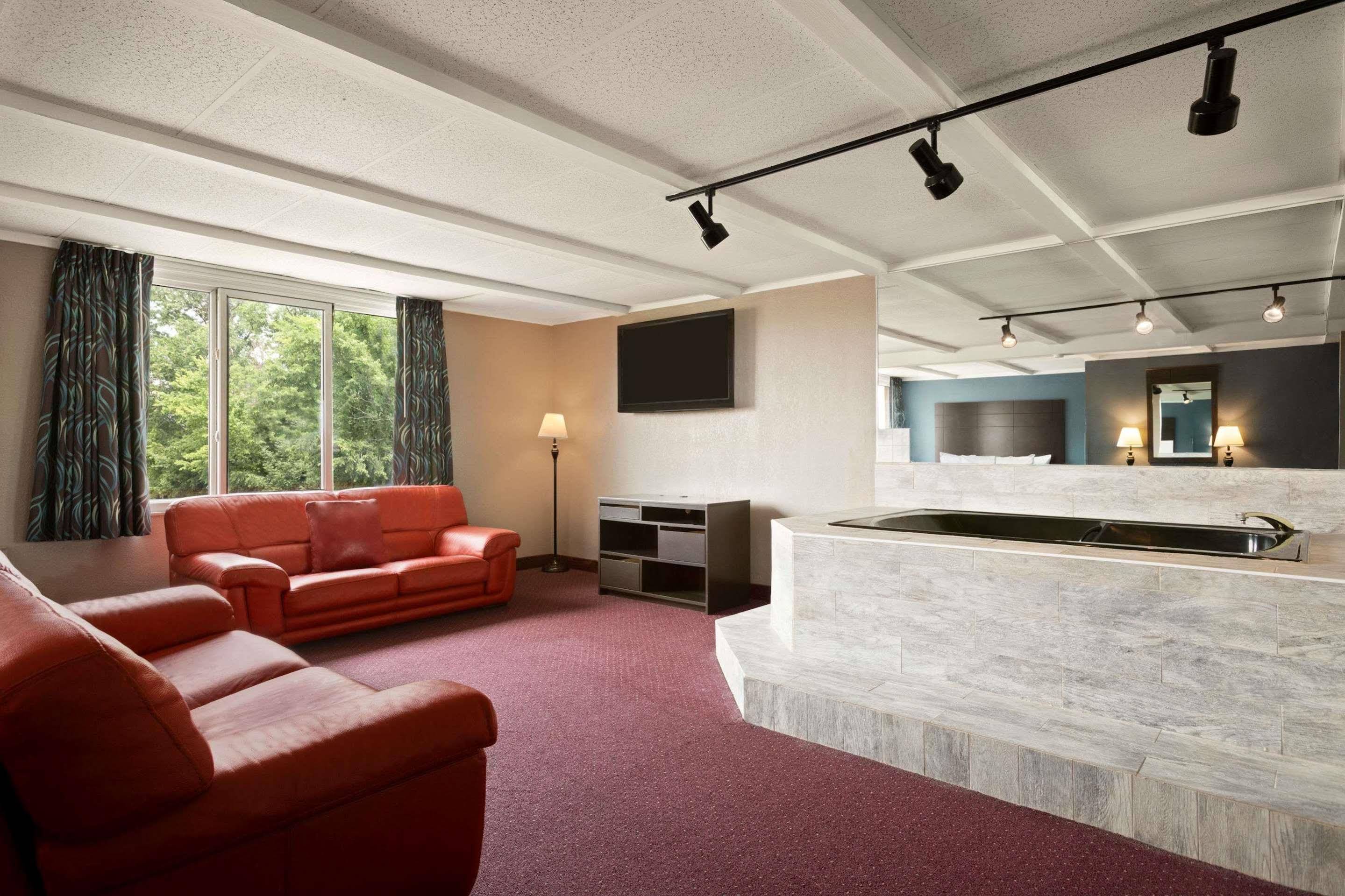Days Inn Willoughby Cleveland - photo 14