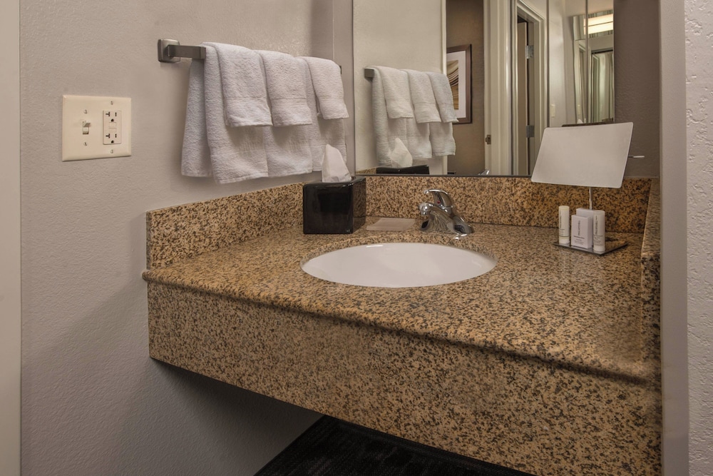 Courtyard by Marriott Dulles Town Center - photo 15