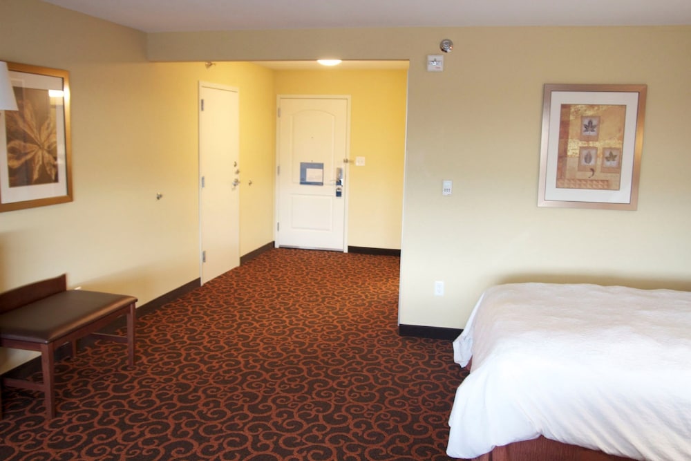 Hampton Inn & Suites Watertown - photo 19