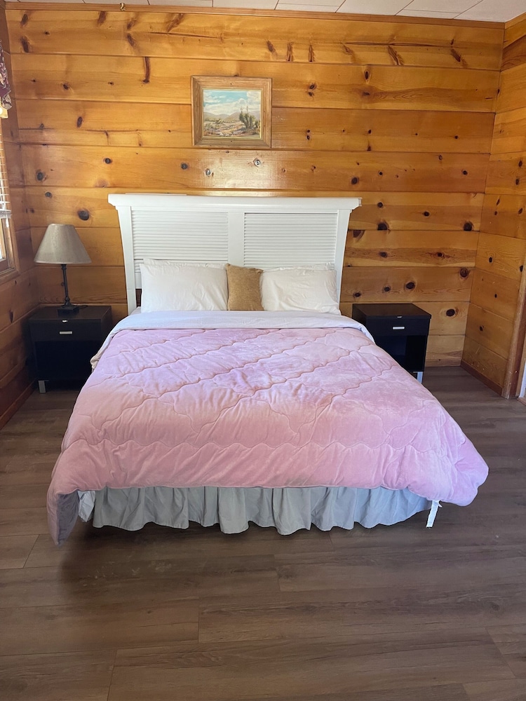 Mountain View Cabins 13048244 — Wrightwood