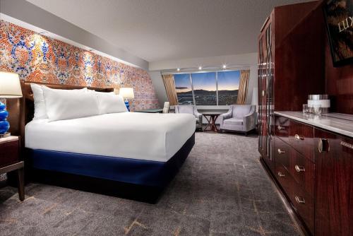 Luxor Hotel & Casino by Suiteness