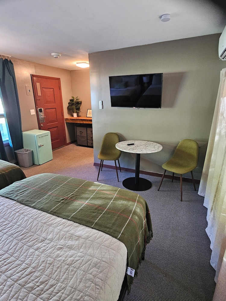 The Springs Motel - photo 18