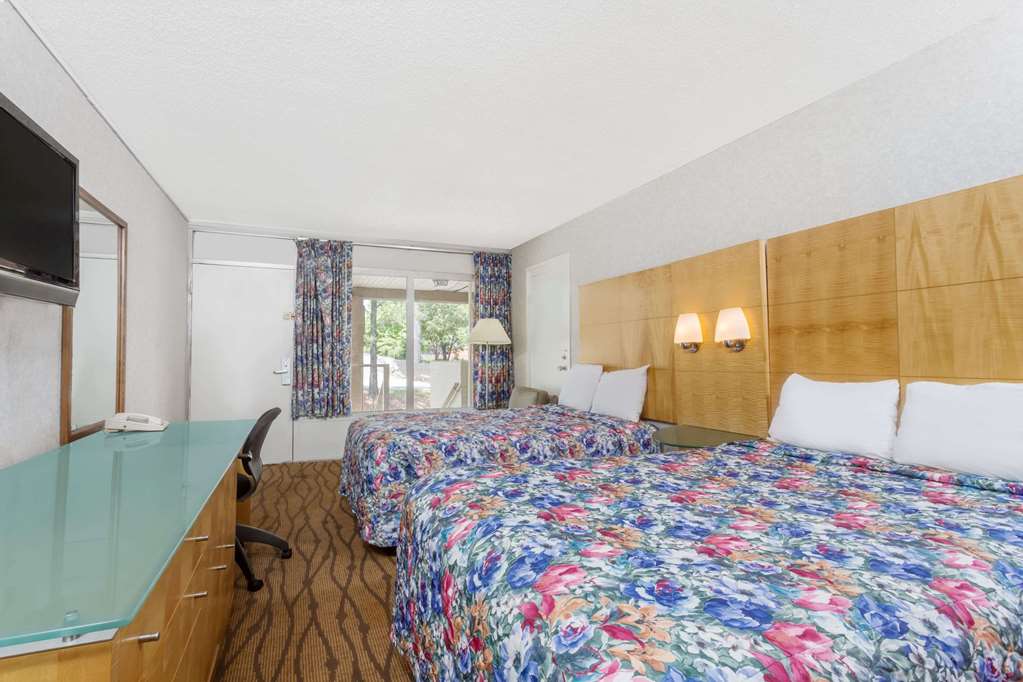 Days Inn by Wyndham Greensboro Airport - photo 13