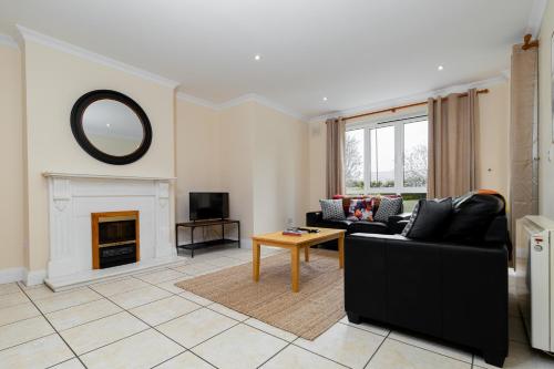 Gort Na Coiribe Galway Lakeside Apartments — 4-Star Luxury Hotel in Gaillimh, Republic of Ireland