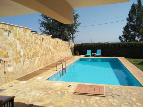 Apartment with Private Pool — 4-Star Luxury Hotel in Kiato, Greece
