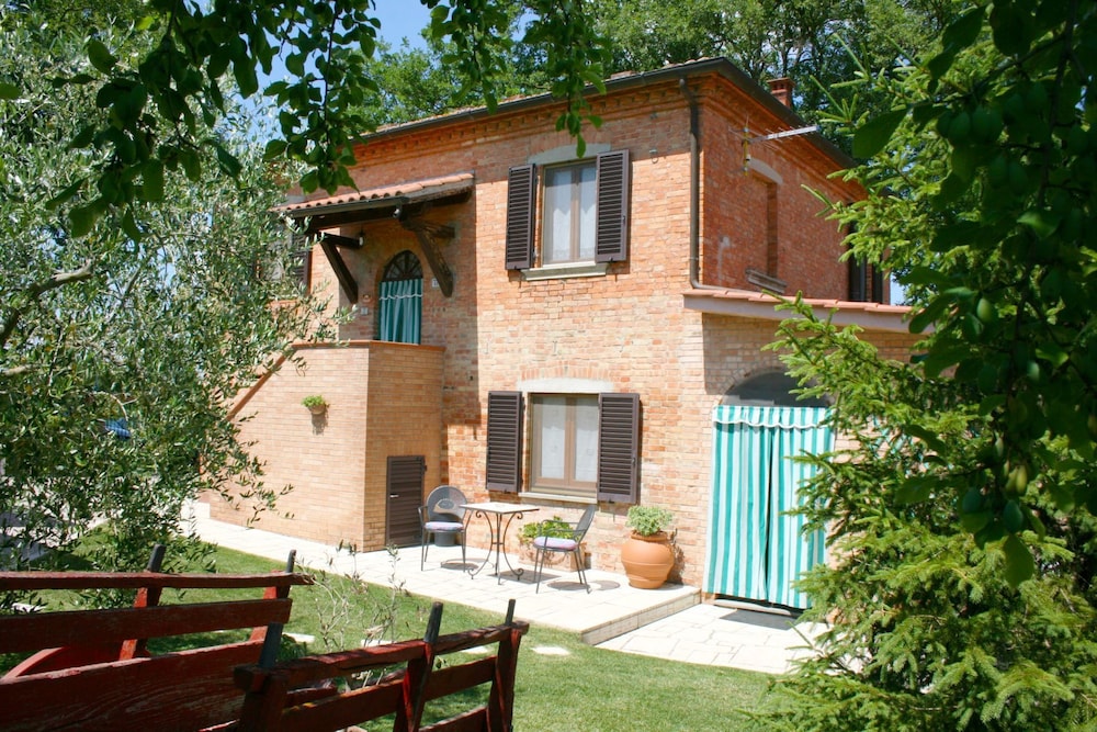 Podere San Bono — 4-Star Luxury Hotel in Montepulciano, Italy