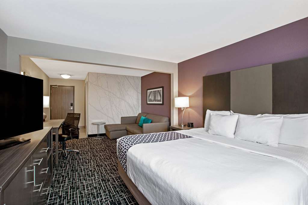 La Quinta Inn & Suites by Wyndham Fayetteville - photo 19