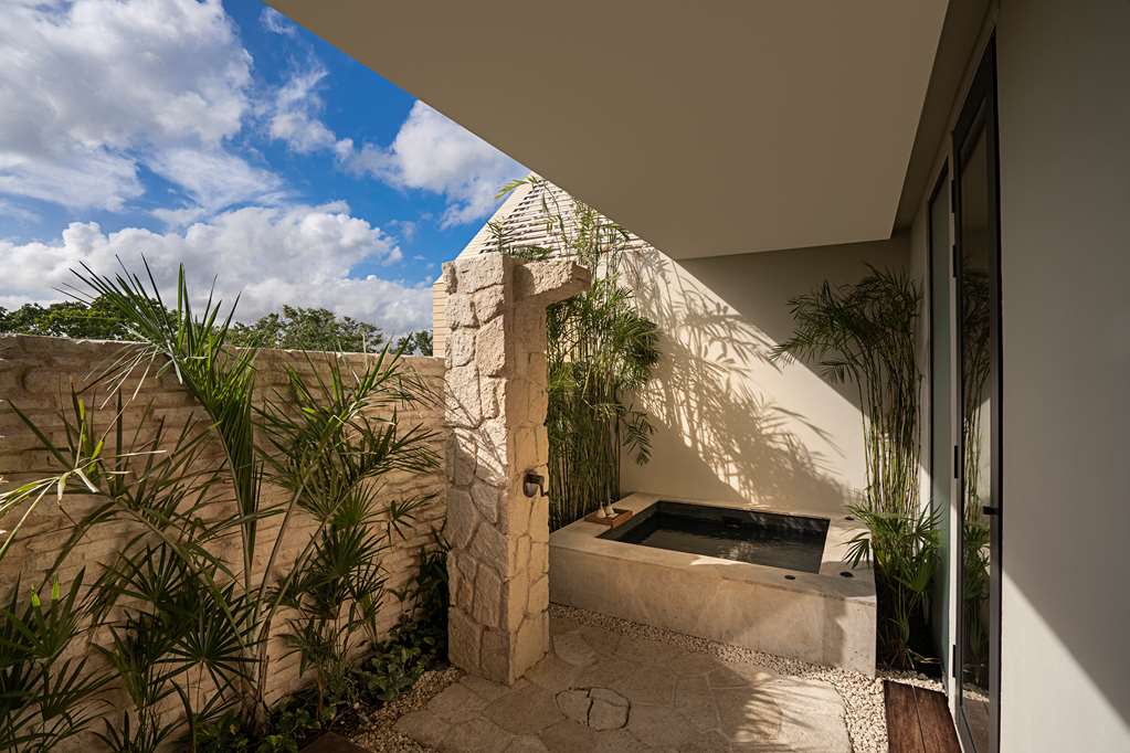 Oceanfront Veranda Pool Suite Queen - Bath