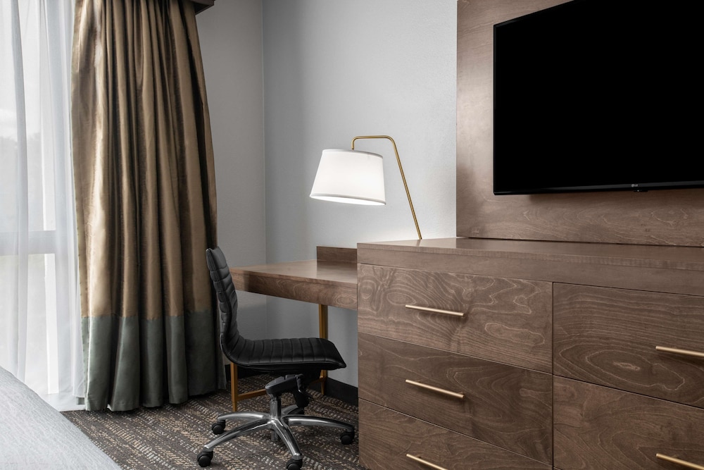 Embassy Suites by Hilton Nashville Airport - photo 10