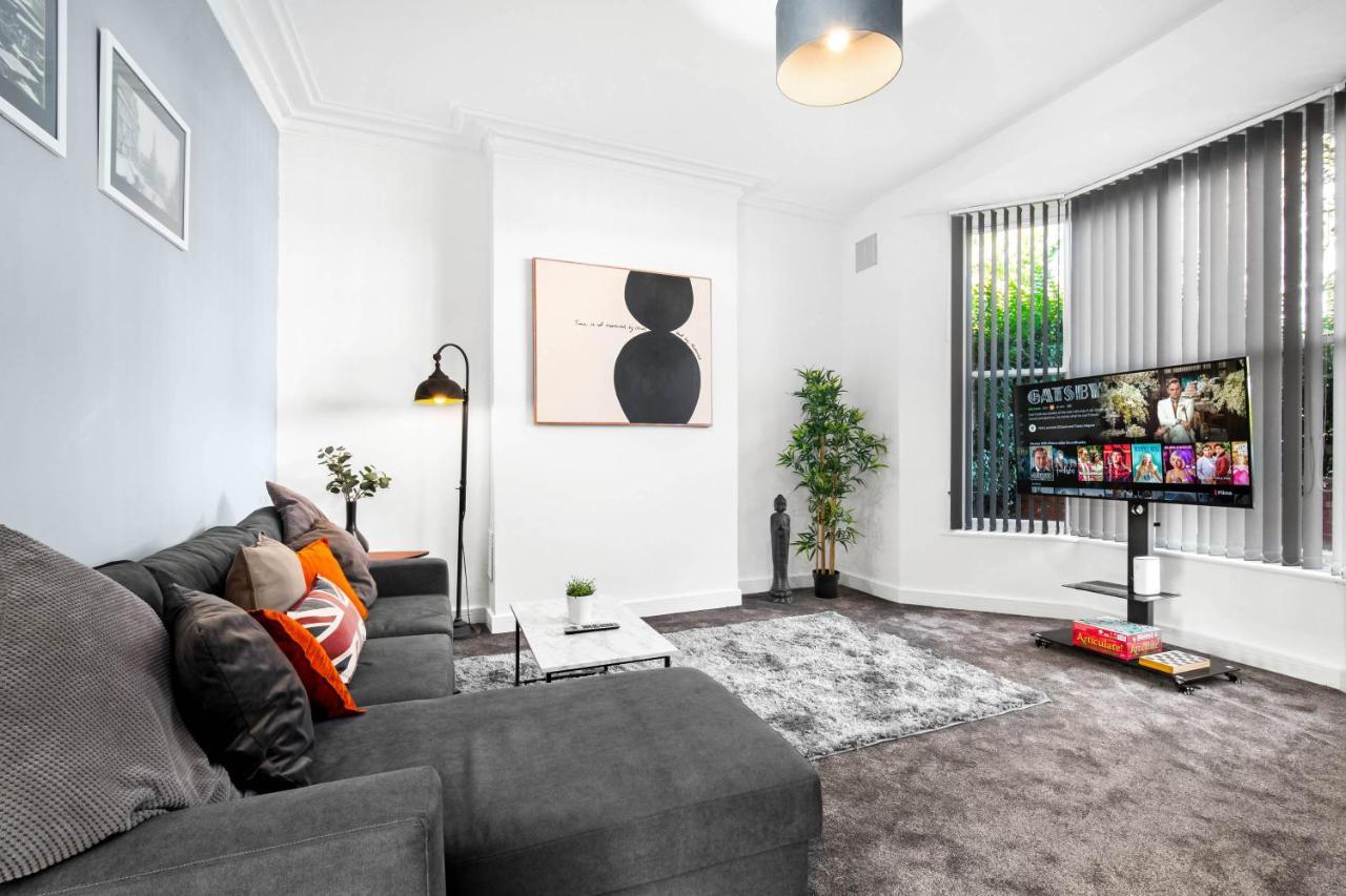 Stylish Apartment Fast WiFi Netflix On Street Parking 1BR — 4-Star Luxury Hotel in Birmingham, United Kingdom
