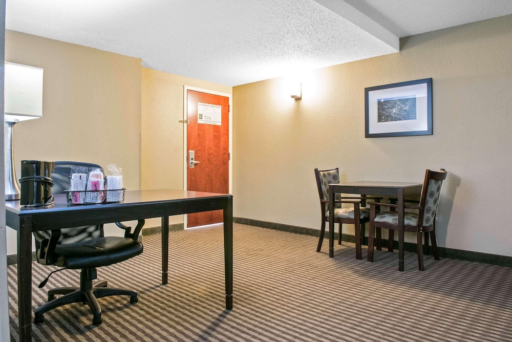 Baymont by Wyndham Festus - photo 18