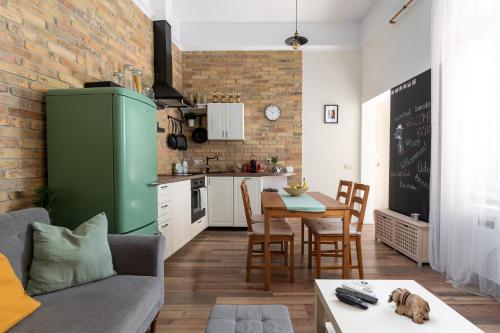 Central Vintage Loft FREE Private Parking Metro Tram AC — 4-Star Luxury Hotel in Budapest, Hungary