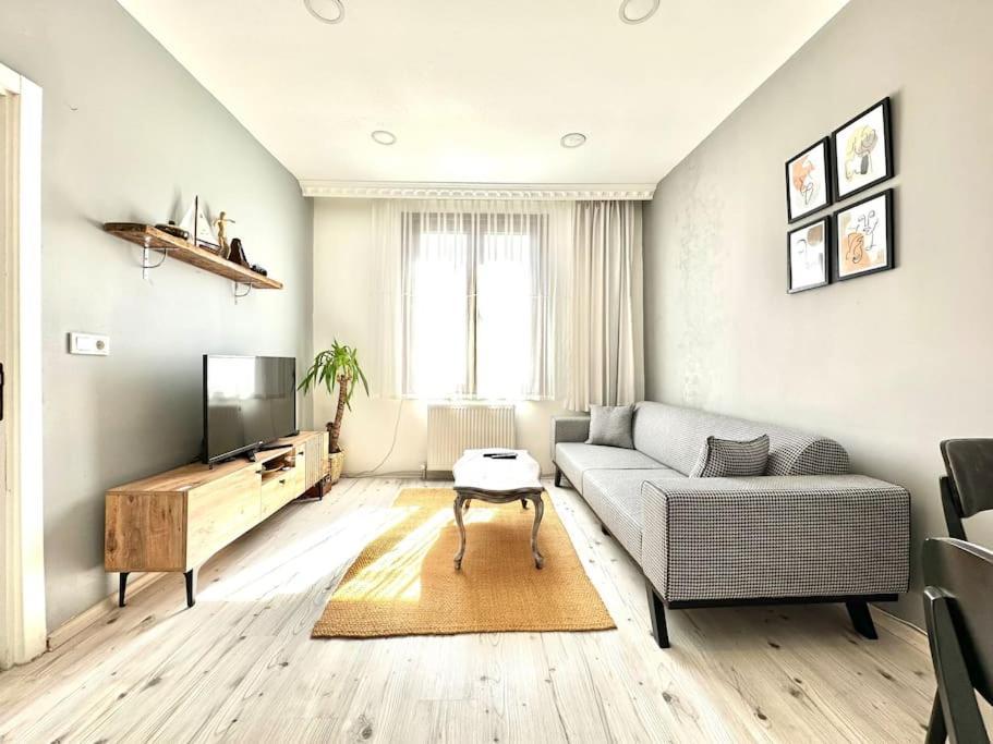 Historical comfy flat in Beyoğlu tophane galata — 4-Star Luxury Hotel in Istanbul, Turkey