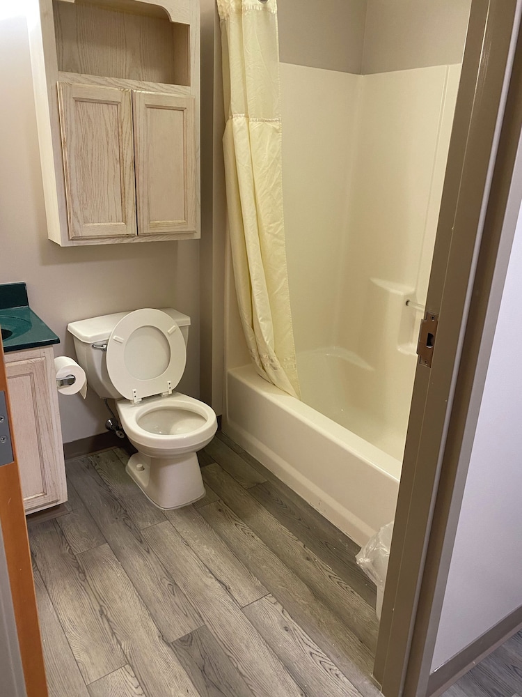 All Suites Inn Budget Host - photo 32