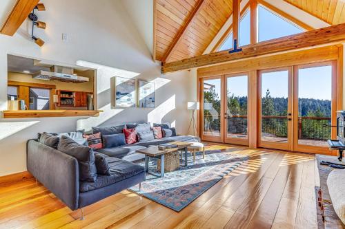 Stunning 3BR with ridge top views and hot tub — 4-Star Luxury Hotel in Albion, United States