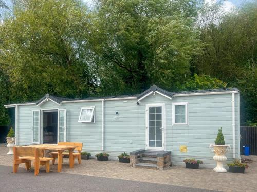 Meadows Farm Lodge Uk47614 — 4-Star Luxury Hotel in Gorseinon, United Kingdom