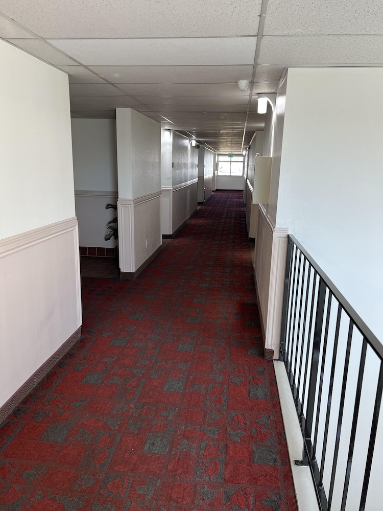 Days Inn by Wyndham Lake Point - photo 25