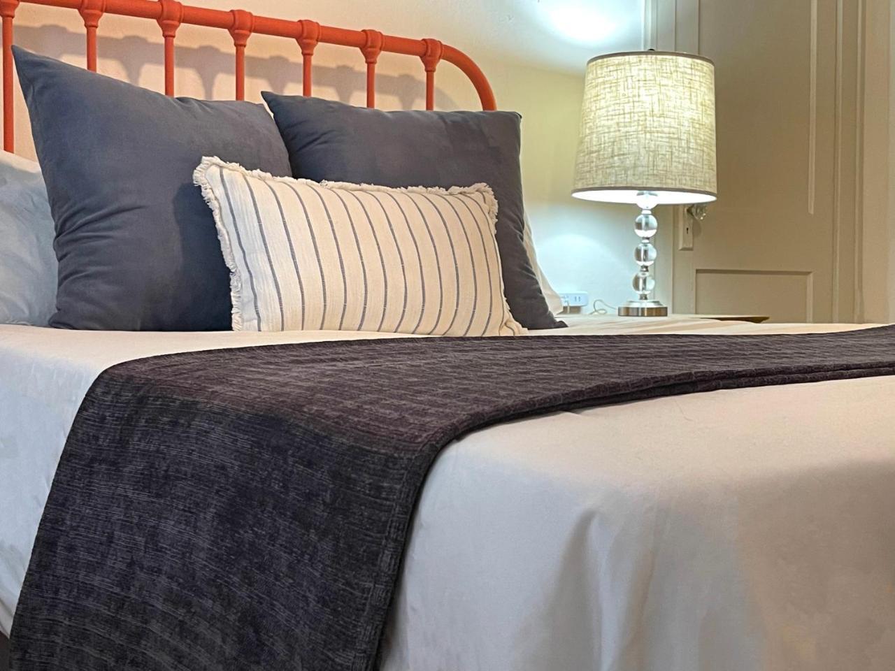 Historic Revival Midtown Memphis Duplex 64 Yes Pets Fast Wifi Free Parking in Memphis, United States