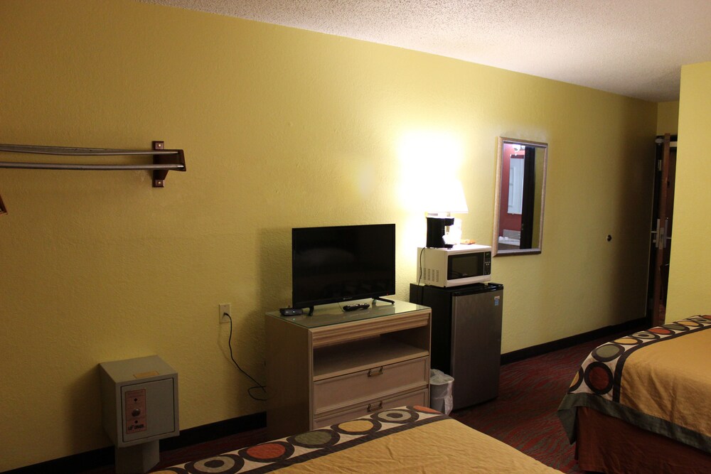 Super 8 by Wyndham Kalamazoo - photo 4