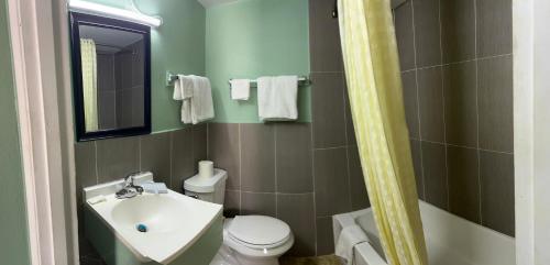 Town & Country Motel - photo 4