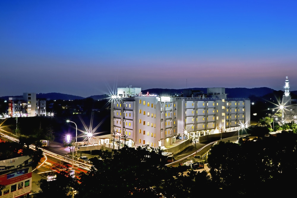 Downtown Business Hotel - carbon neutral hotel in Chingleput