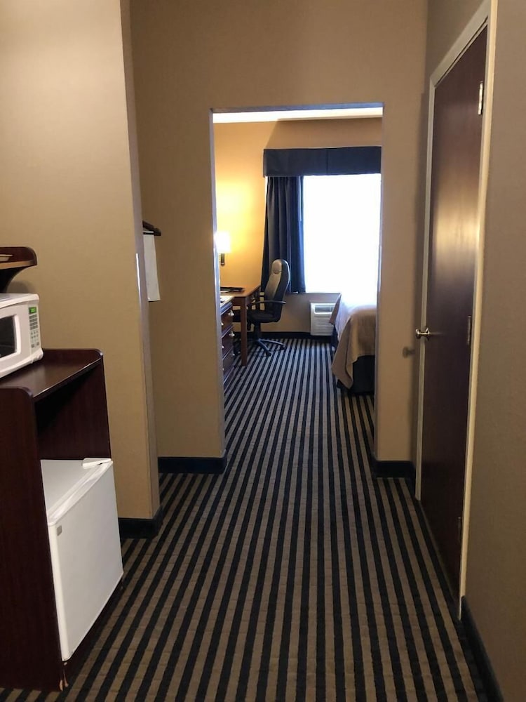Mountain Inn & Suites - photo 8